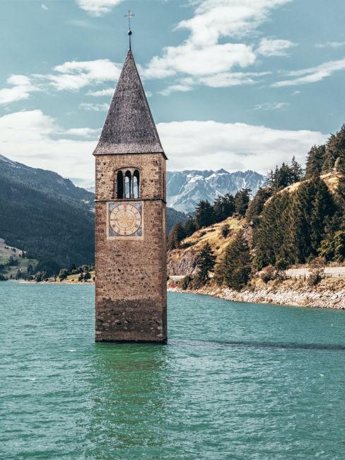 torre immersa in un lago