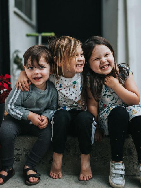 bambini in posa per una foto