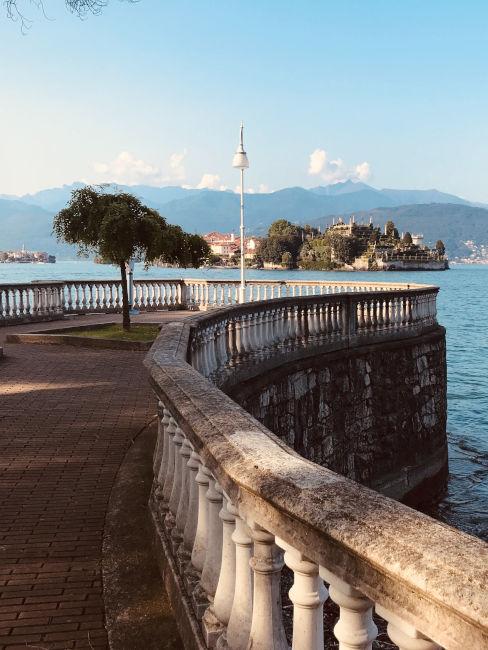 Balcone panoramico a stresa con vista sull'isola bella