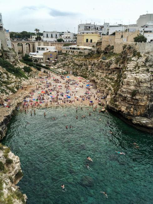 spiaggia polignano a mare con bagnanti