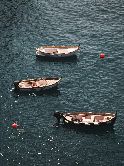 tre barchette nel mare