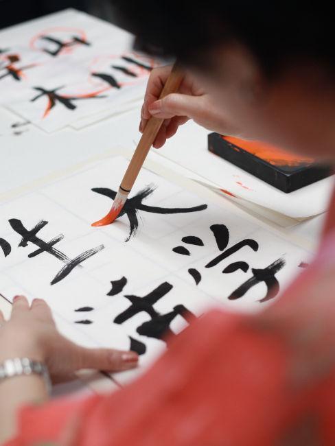 ragazza che scrive con caratteri giapponesi