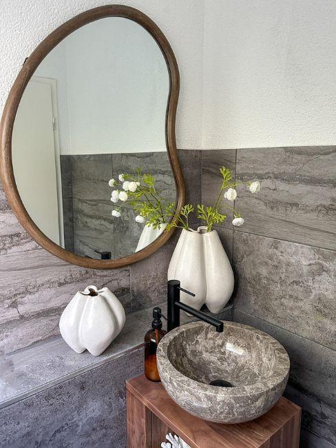decorazioni bagno grigio e in marmo