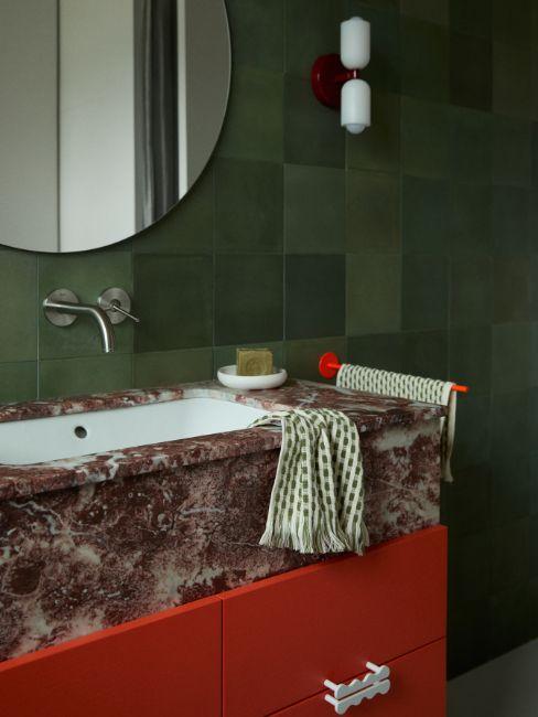 bagno moderno verde e rosso