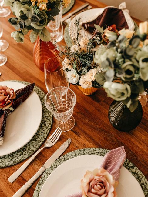 tavola legno apparecchiata con fiori