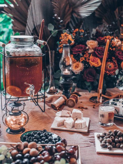 buffet autunnale con fiori toni arancione