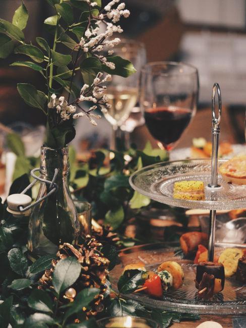 buffet con alzatina in vetro e decorazioni floreali