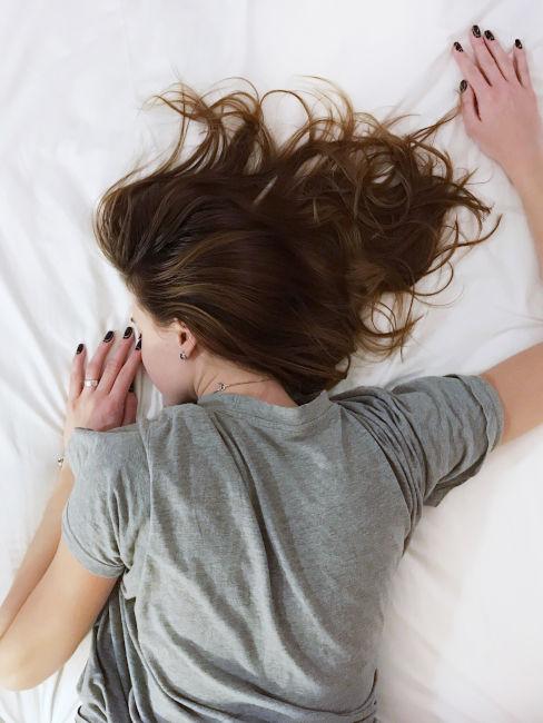 ragazza che non riesce a dormire a causa dello stress