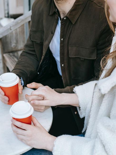 coppia che si stringe la mano