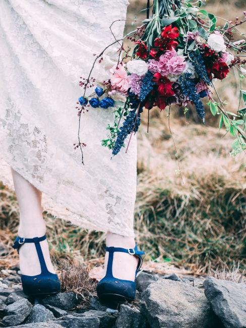 sposa con scarpe nere
