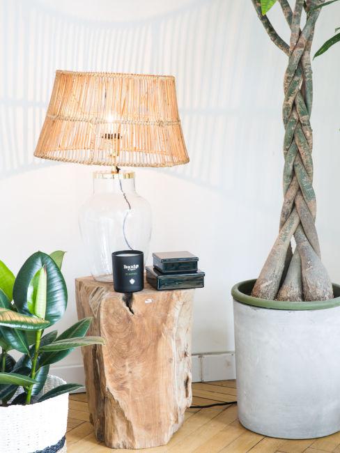 comodino in legno naturale con abat jour