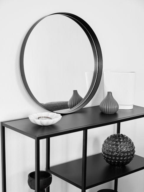 console nera con decorazioni