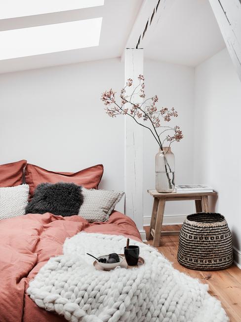 camera in stile boho con coprilenzuolo malva e comodino in legno