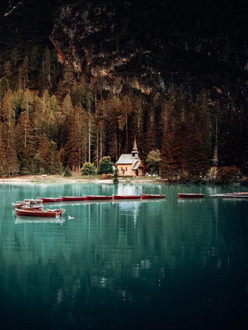 chiesetta sulla riva del lago di braies