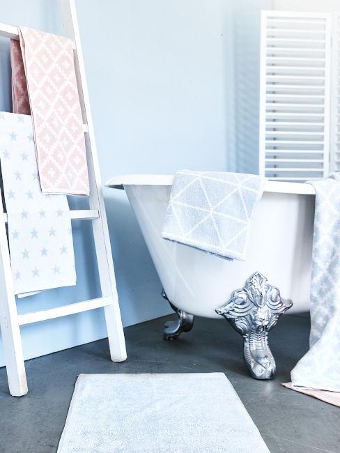 parete azzurra con vasca e scaletta porta asciugamani