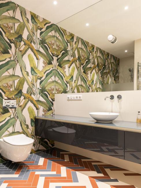 bagno con carta da parati verde