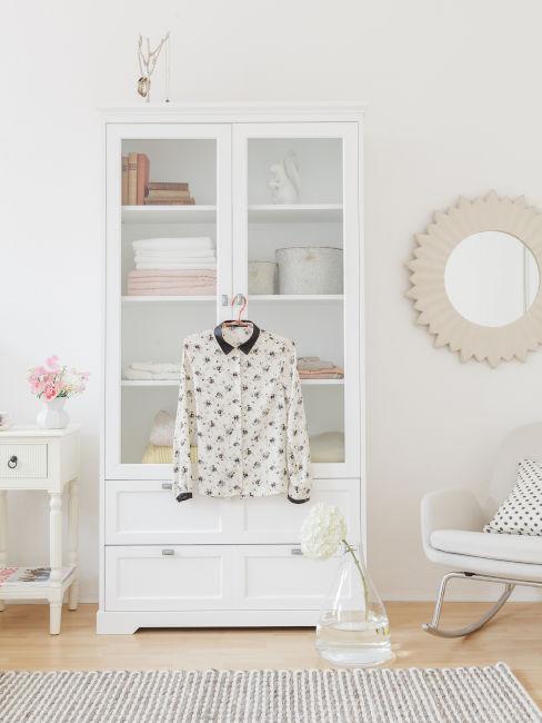 armadio piccolo bianco con vetrinetta