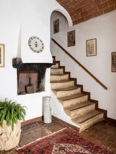 Ingresso con scale in stile rustico