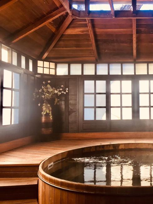 tipico bagno giapponese con vasca in legno