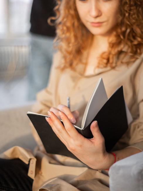 ragazza che prende appunti su un quaderno