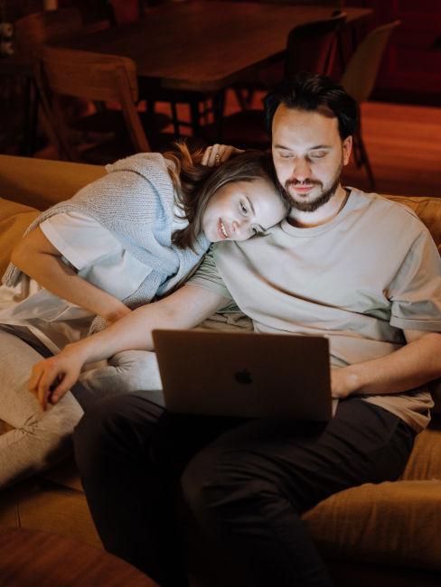 coppia che guarda qualcosa sul computer