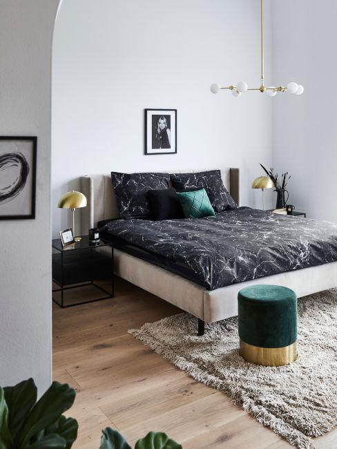 camera da letto bianca e nero con decorazioni verdi