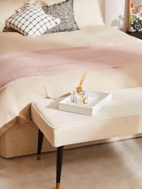 panca di velluto in fondo al letto colore rosa chiaro