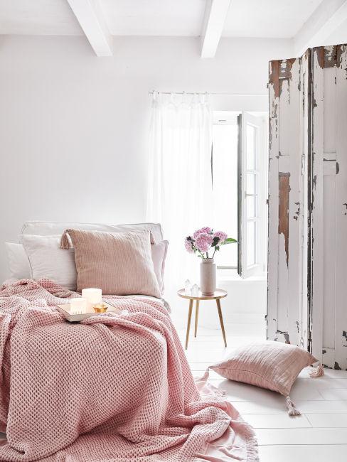 camera da letto con armadio in legno e tessili rosa