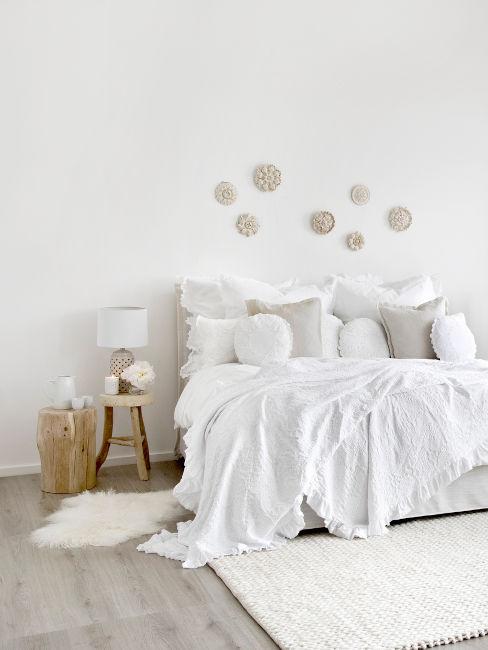 camera da letto bianca con dettagli in legno
