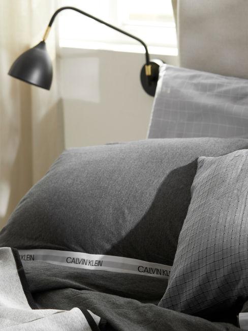 federe grigio scuro e lampada nera
