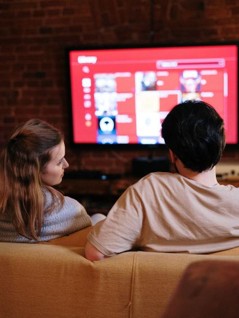 coppia che guarda un film