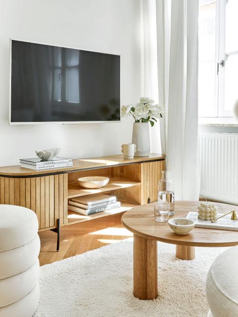 soggiorno con mobili in legno