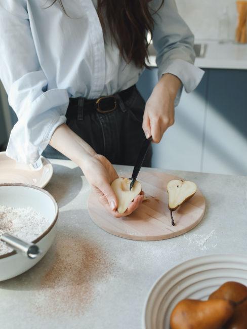 ragazza che taglia una pera