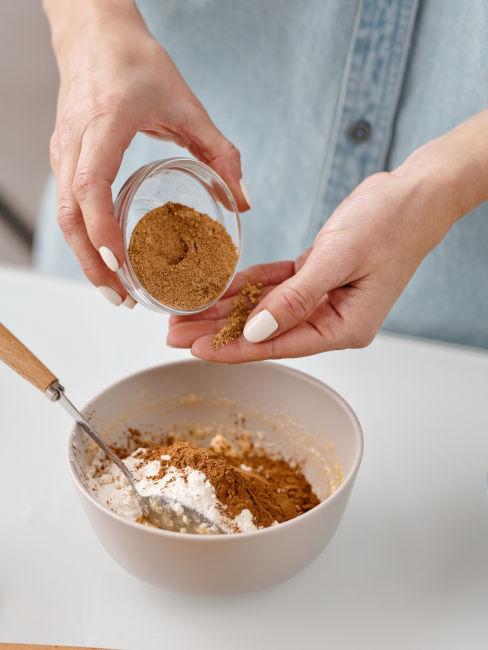 ragazza che prepara dolce con cannella