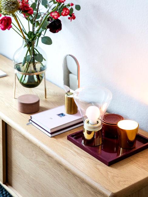 oggetti decorativi su mobile in legno