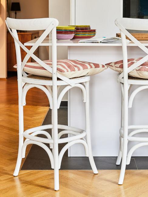 sgabelli bianchi in legno