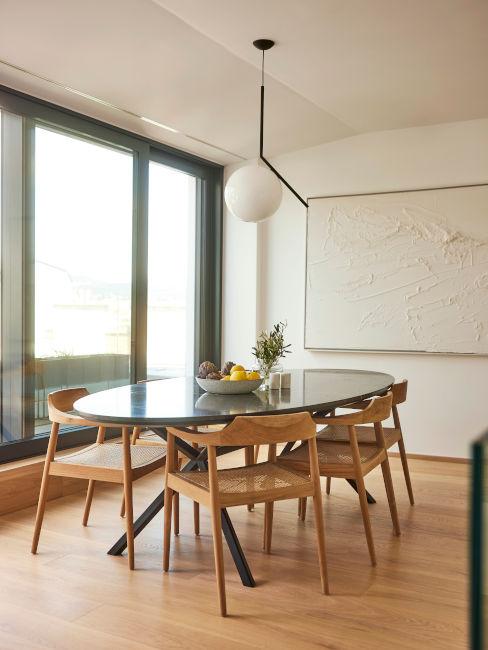 sedie in legno e tavolo ovale