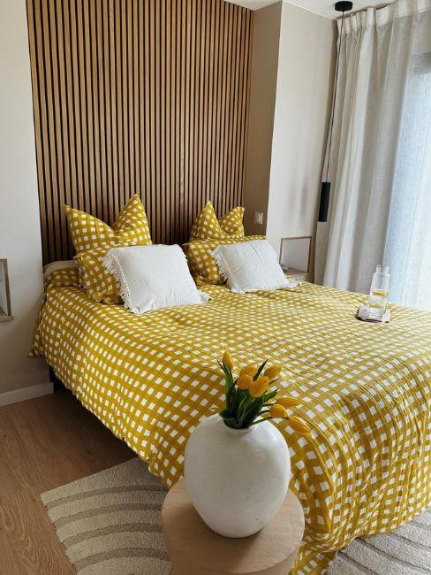 camera da letto con copripiumino giallo ocra