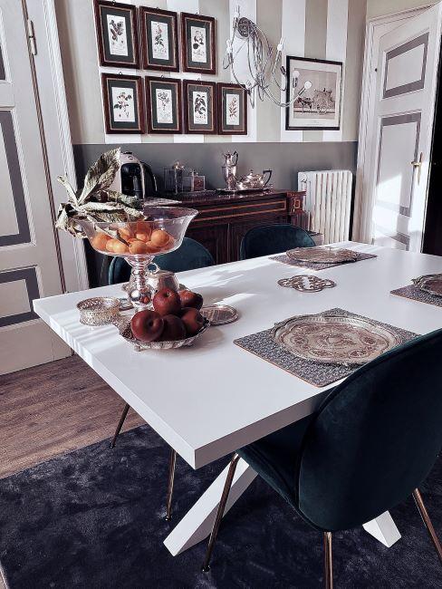 sala da pranzo con parete metà a righe metà grigia