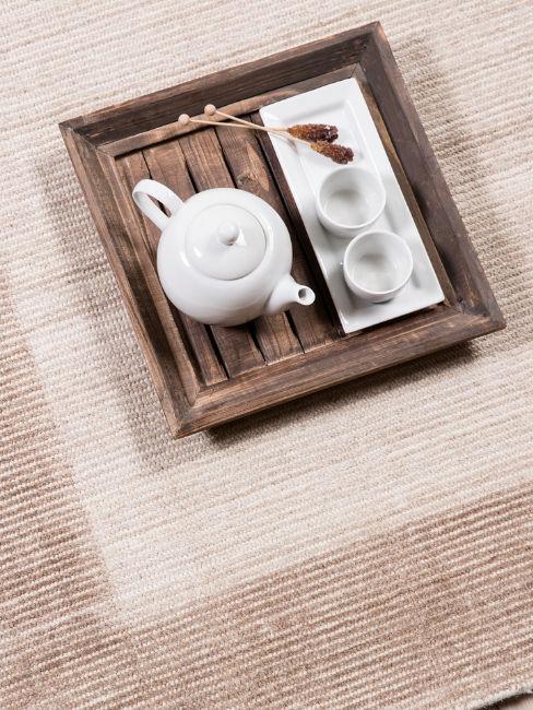 Vassoio in legno e set da tè in ceramica