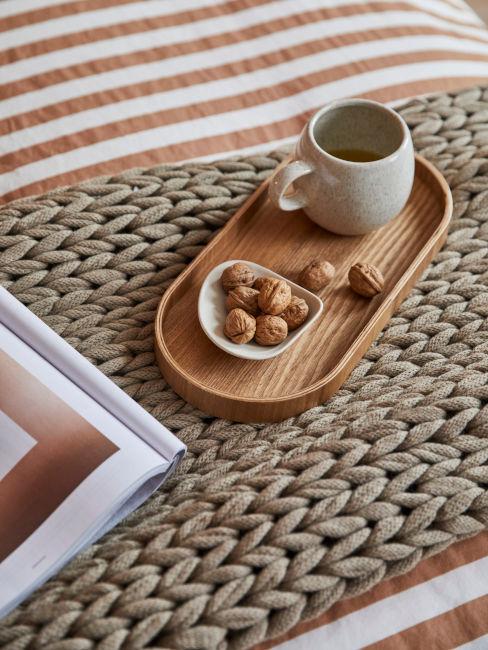vassoio in legno con tazza e snack