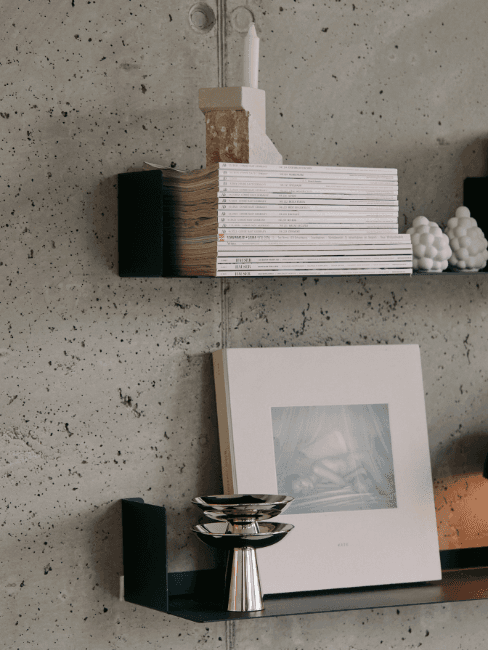 mensole con libri e oggetti decorativi