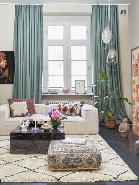 Soggiorno moderno colorato con tende azzurre