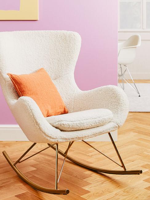 cuscino color pesca su poltrona bianca