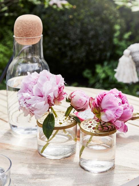 vasi decorativi con fiori rosa