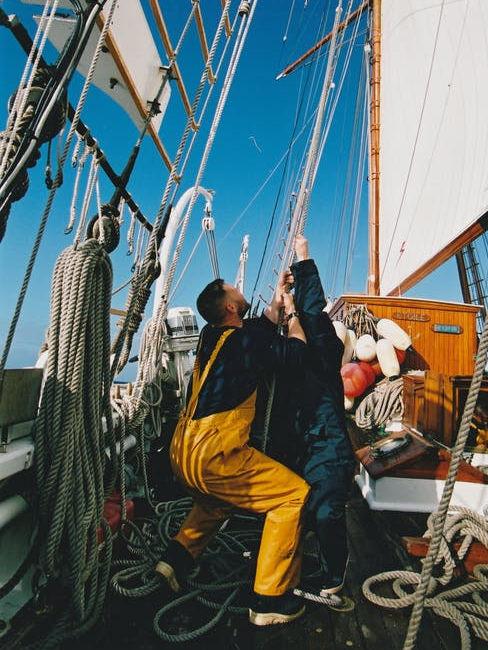 Ragazzo su barca a vela