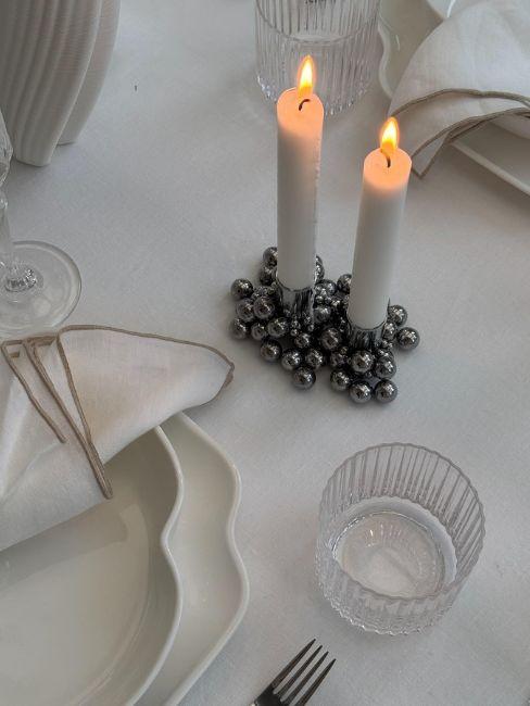 candelabro su tavola apparecchiata
