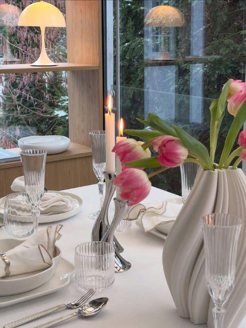 tavola di san valentino con candele e tulipani