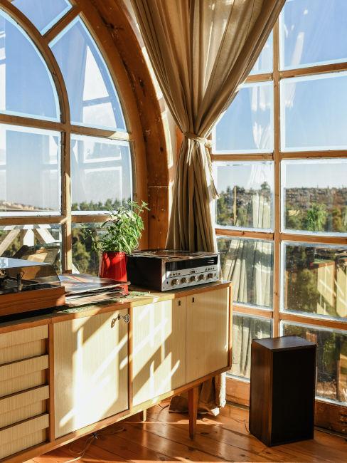 Veranda con mobili in legno