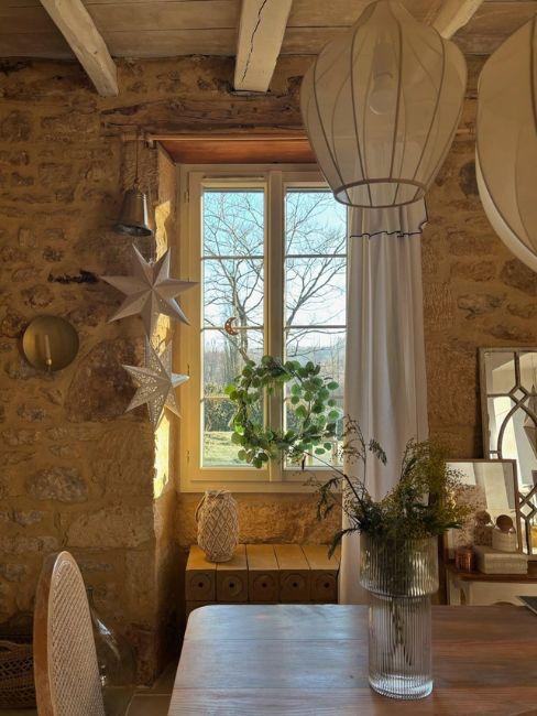 finestra rustica addobbata per natale